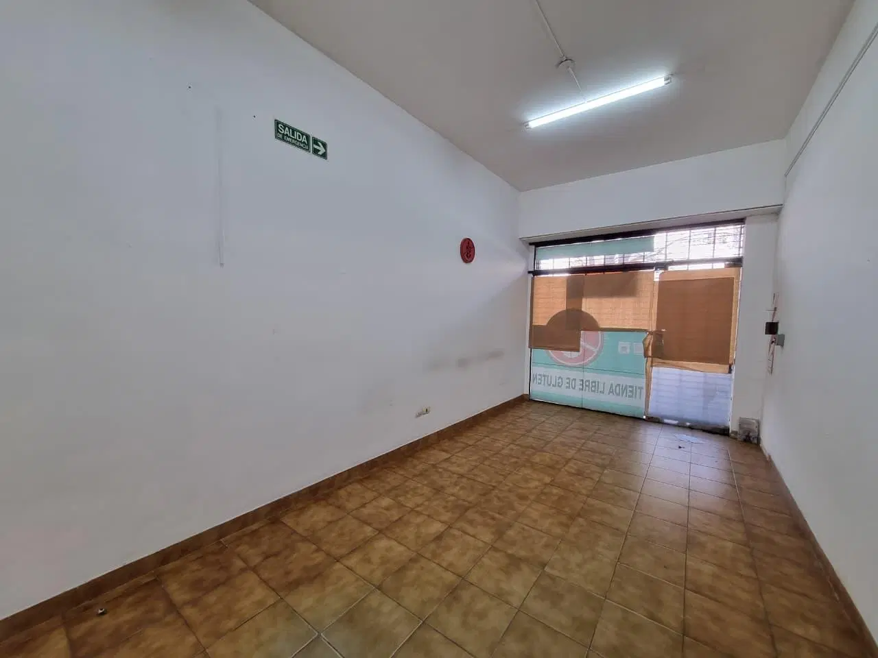 VENTA LOCAL COMERCIAL EN LA PERLA 8