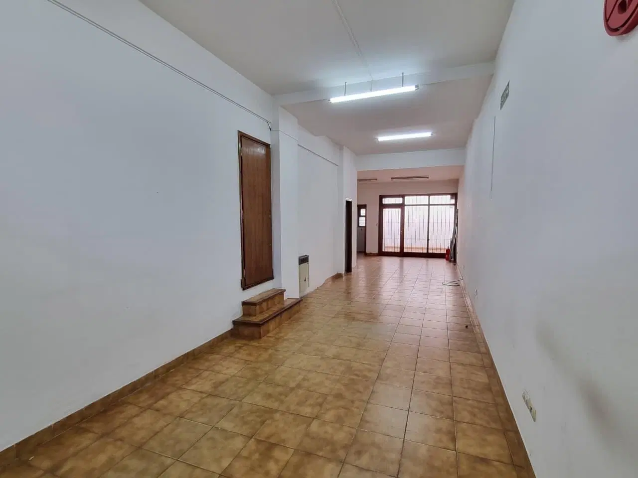 VENTA LOCAL COMERCIAL AMPLIO CON PATIO EN LA PERLA 3