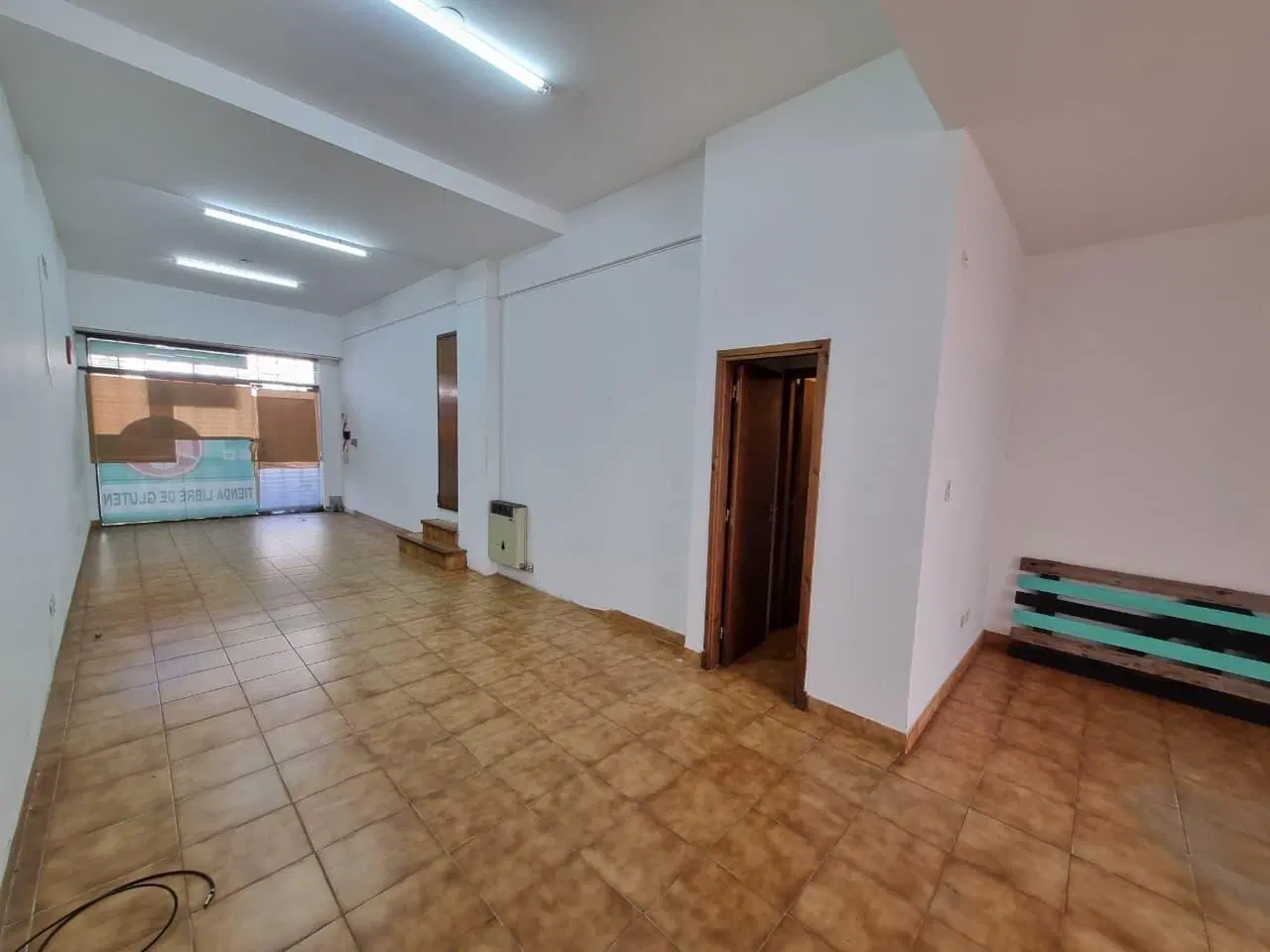 VENTA LOCAL COMERCIAL AMPLIO CON PATIO EN LA PERLA 2