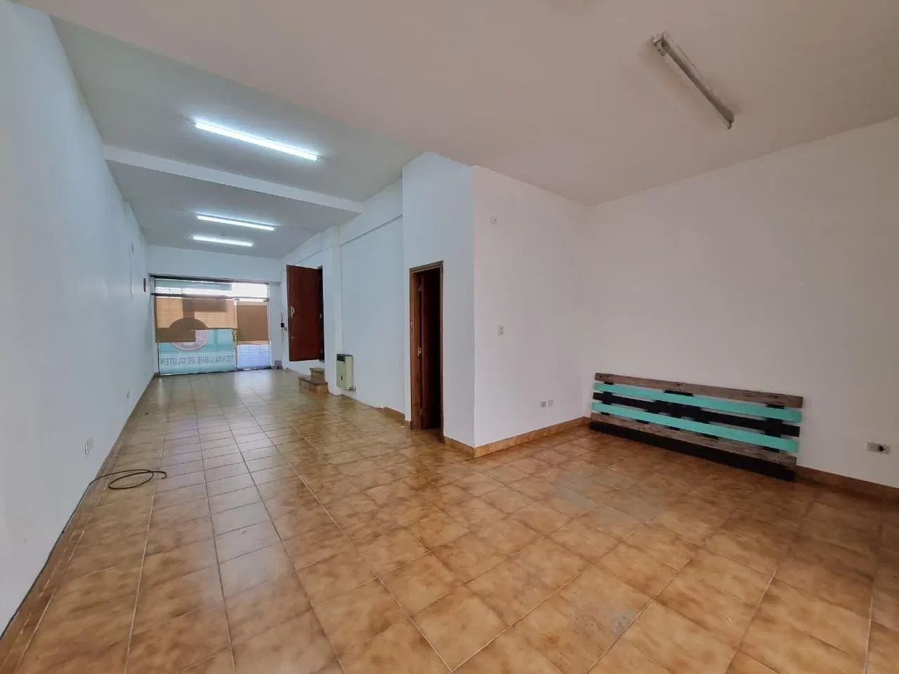 VENTA LOCAL COMERCIAL AMPLIO CON PATIO EN LA PERLA 5