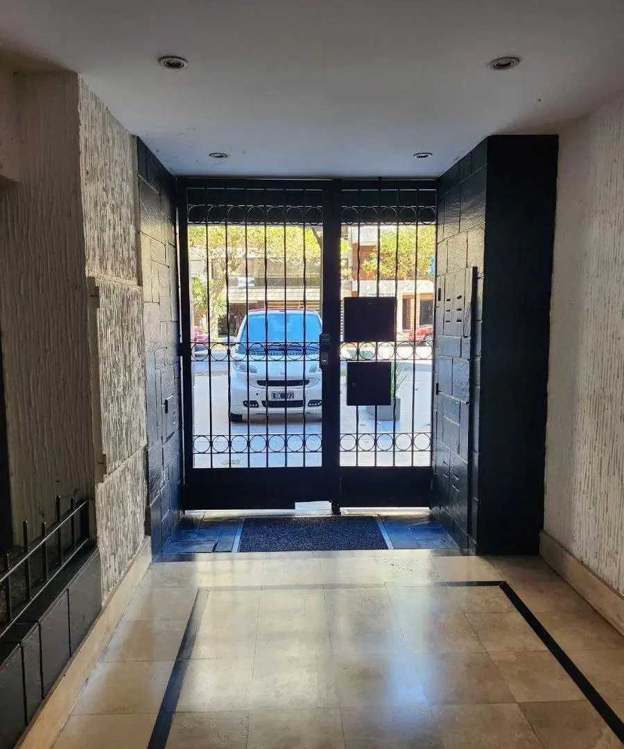 Semipiso 3 ambientes en La Perla con balcón y detalles de categoría 2