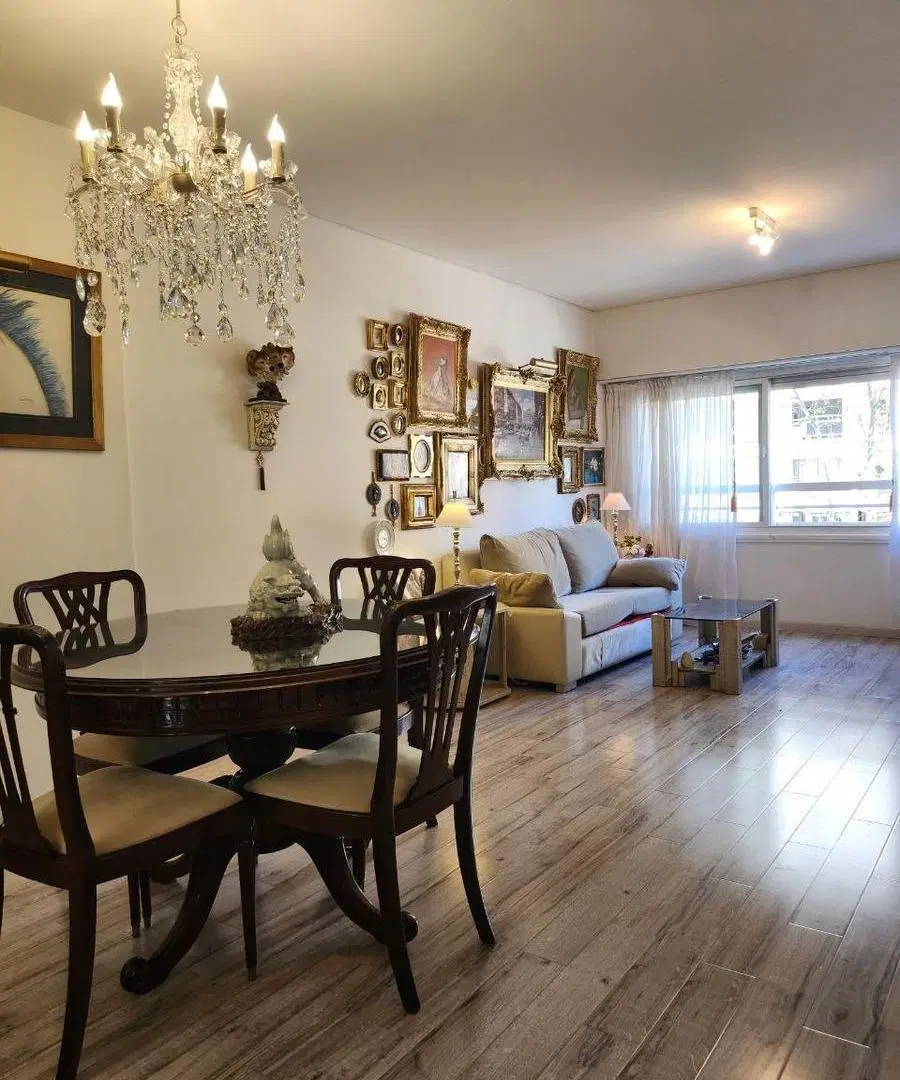Semipiso 3 ambientes en La Perla con balcón y detalles de categoría 4
