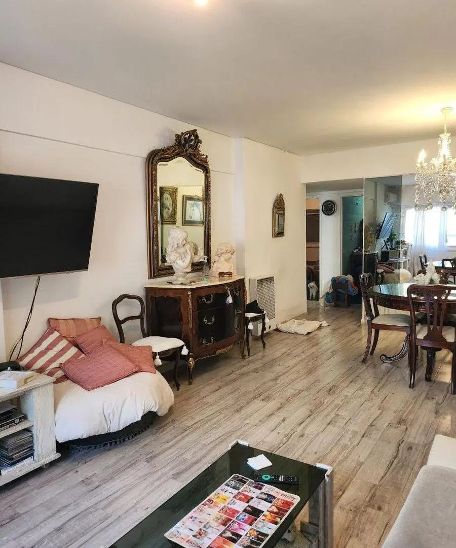 Semipiso 3 ambientes en La Perla con balcón y detalles de categoría 5