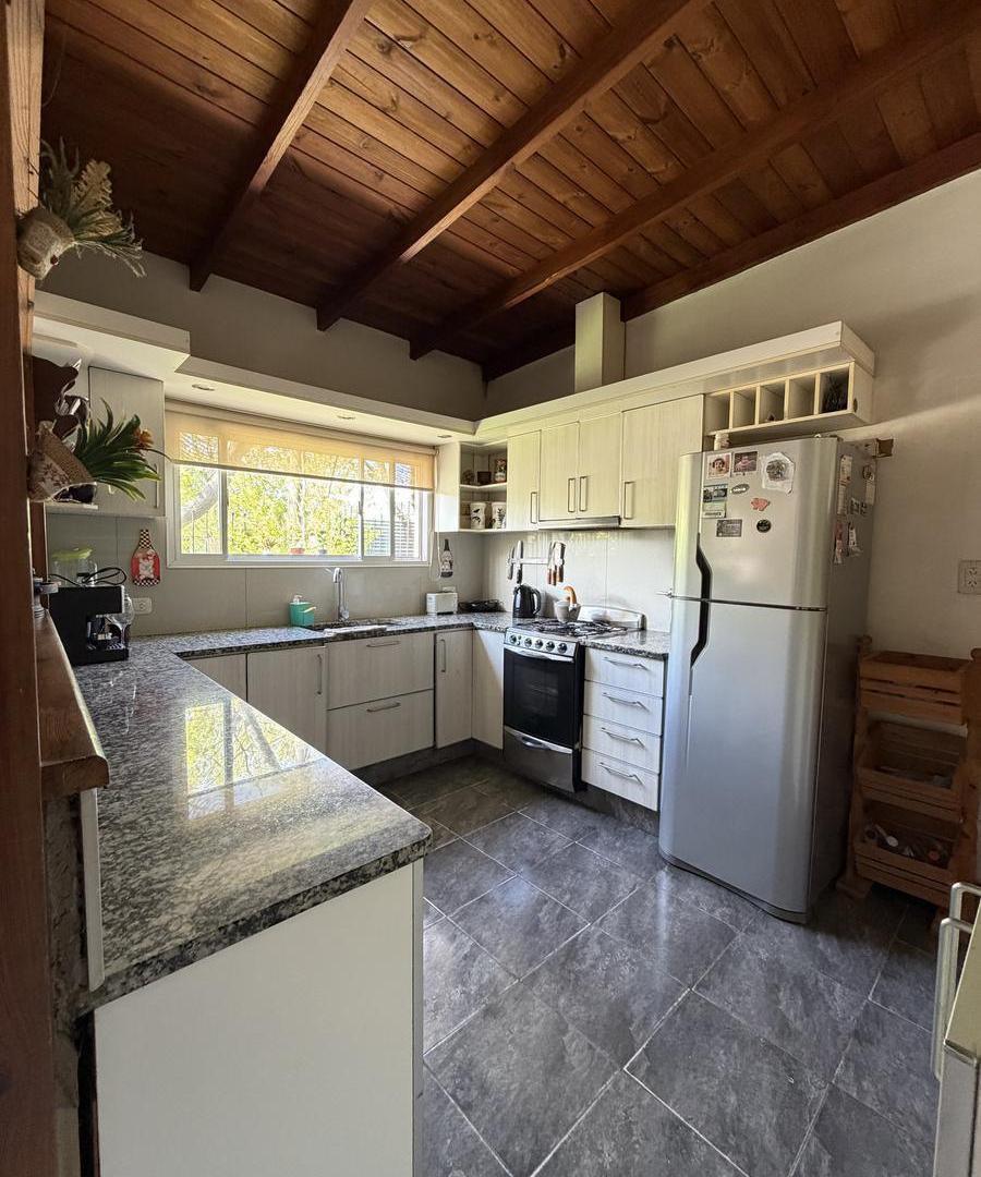 Foto de Venta de casa, 4 ambientes, con parque, quincho y garage, imagen 4