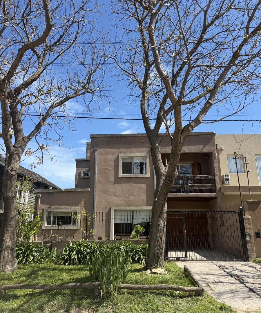 Foto de Venta de casa, 4 ambientes, con parque, quincho y garage, imagen 2
