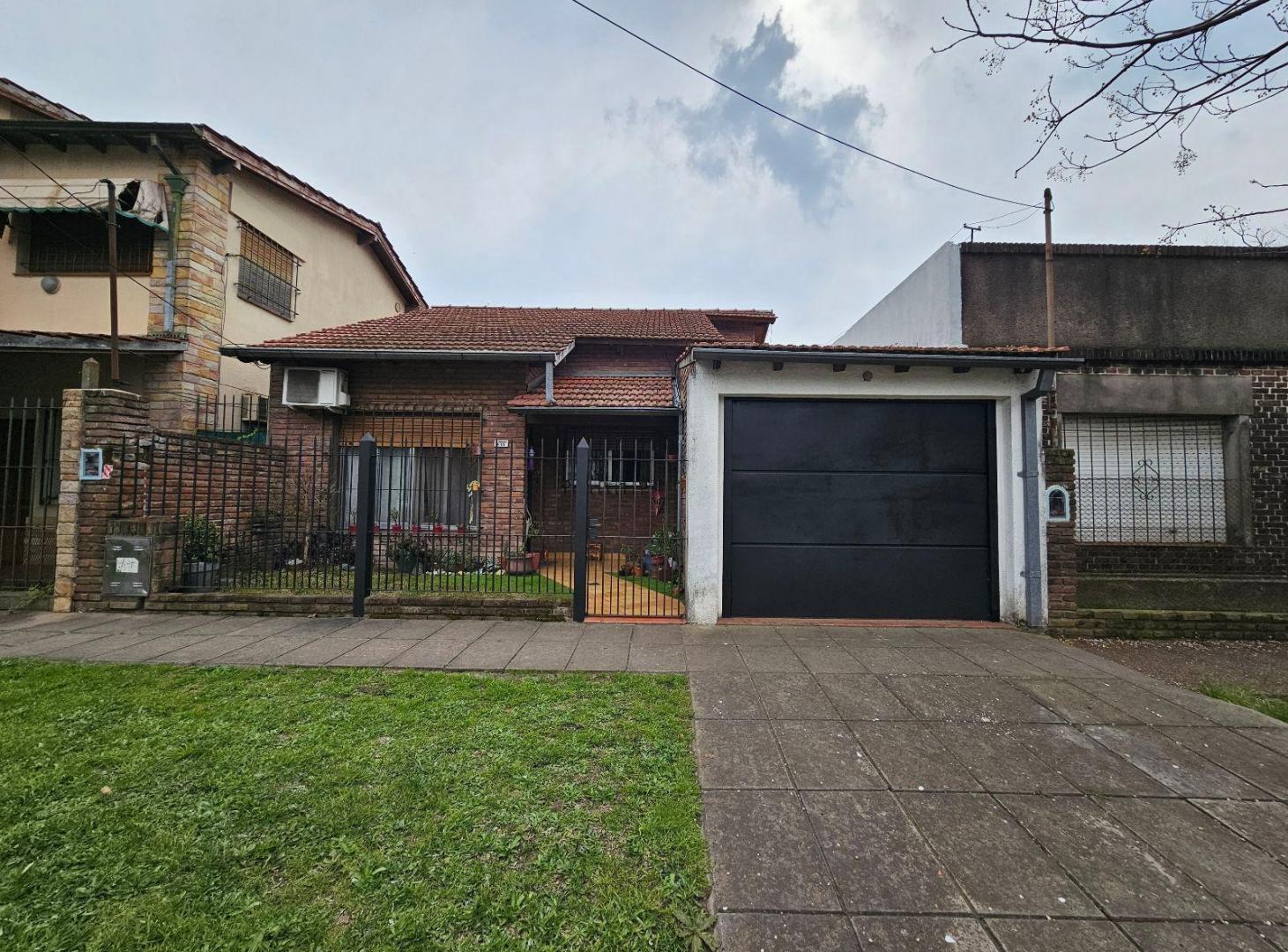 Foto de Chalet de 3 ambientes en impecable estado Hurlingham a metros de, imagen 1