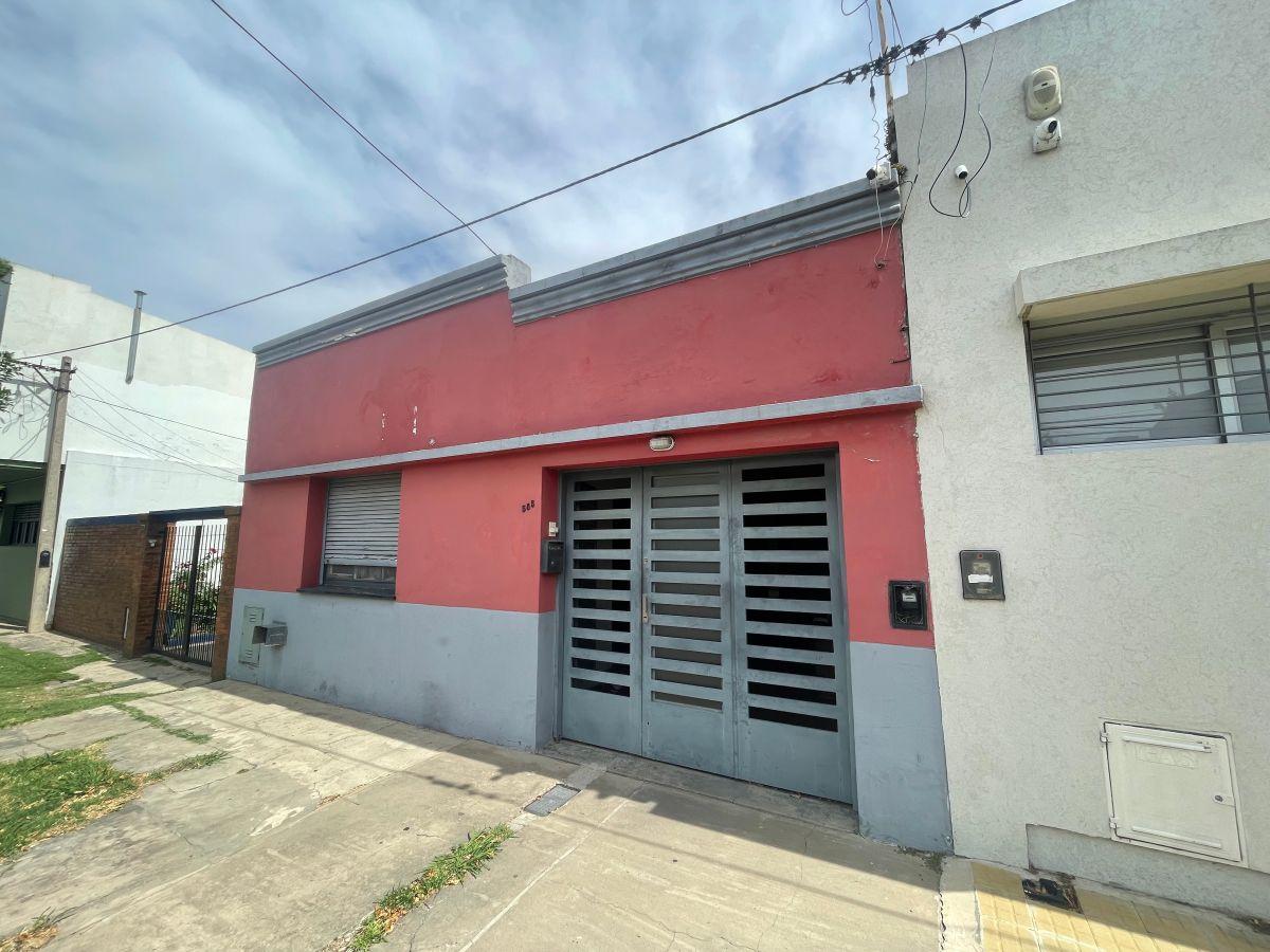 157 E/ 7 Y 8 CASA EN VENTA DE DOS DORMITORIOS Y GARAGE, BERISSO, LA PLATA.-