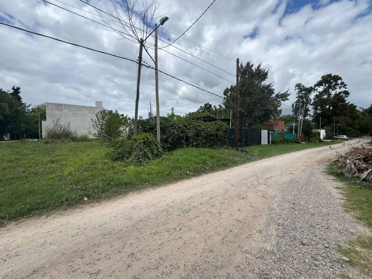 407 E/ 30 y 31 LOTE EN VENTA, VILLA ELISA, LA PLATA.-Ubicado en 407 entre 30 y 31; 8
