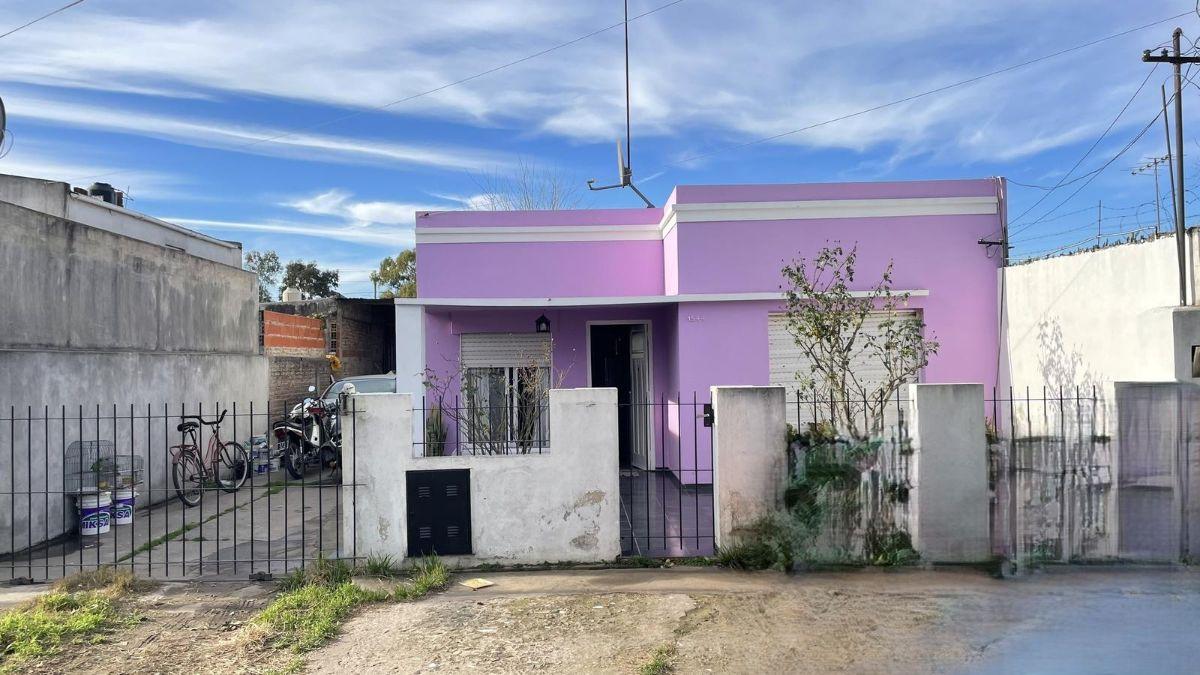 152BIS E/ 63 Y 64 CASA EN VENTA DE DOS DORMITORIOS, LOS HORNOS, LA PLATA.-