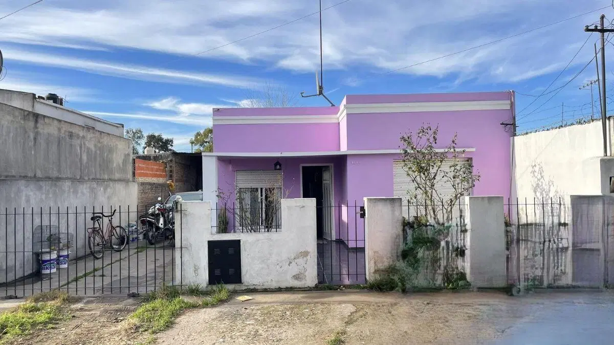 152BIS E/ 63 Y 64 CASA EN VENTA DE DOS DORMITORIOS, LOS HORNOS, LA PLATA.- 1