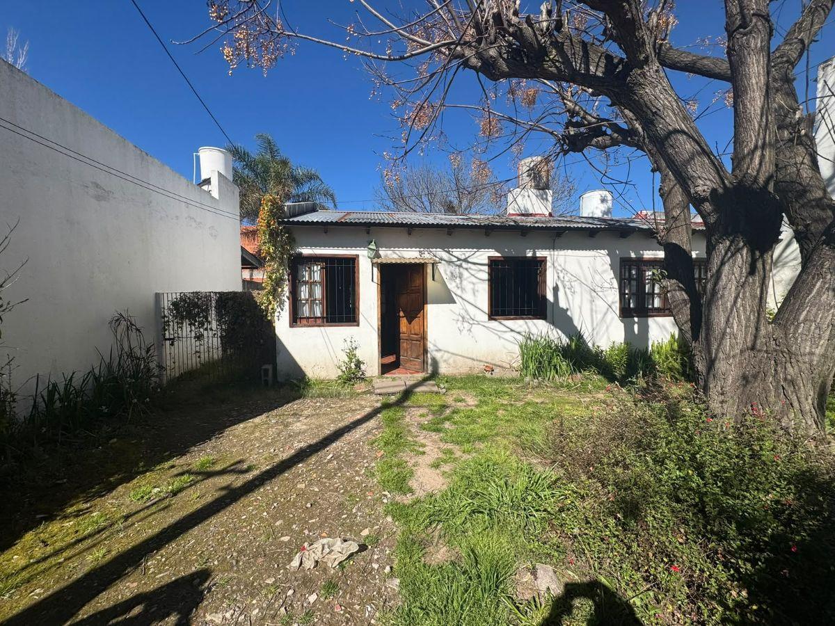 Foto de 493 E/ 16 Y 16BIS CASA DE DOS DORMITORIOS CON PATIOS EN VENTA, GONNET, imagen 1