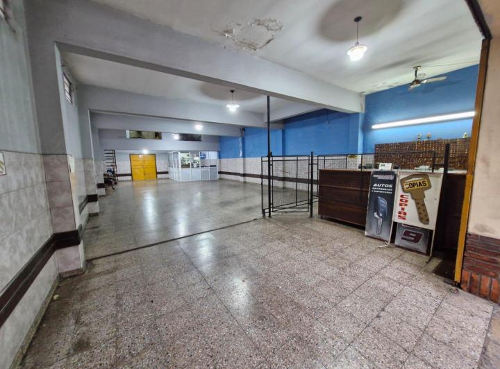 Zeballos al 1600 (Local comercial con ingreso vehicular y oficina)