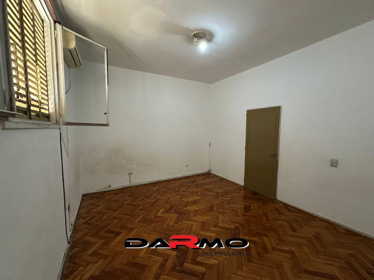 Foto de Departamento 4 ambientes en Av. Caseros con gran amplitud y luminosidad, imagen 1