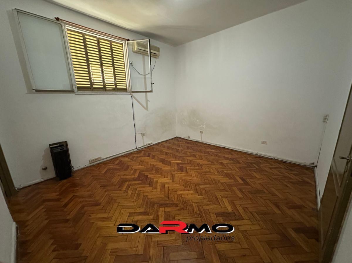 Foto de Departamento 4 ambientes en Av. Caseros con gran amplitud y luminosidad, imagen 3
