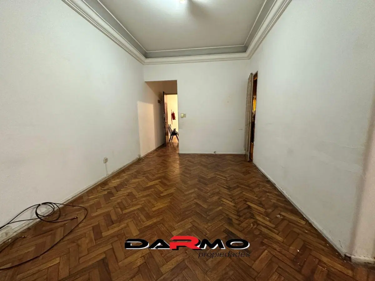 Departamento 4 ambientes en Av. Caseros con gran amplitud y luminosidad – apto crédito 5
