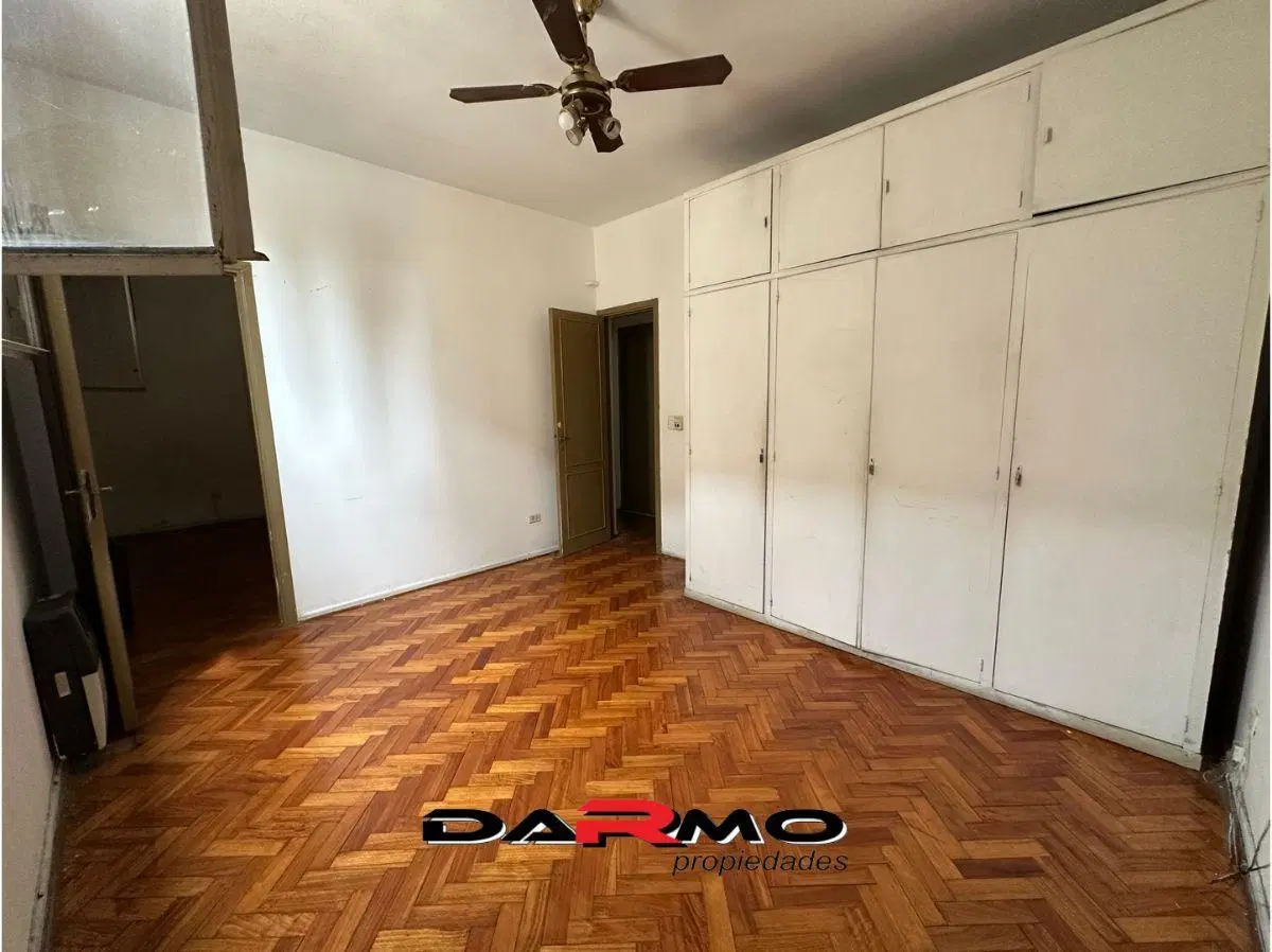 Departamento 4 ambientes en Av. Caseros con gran amplitud y luminosidad – apto crédito 4