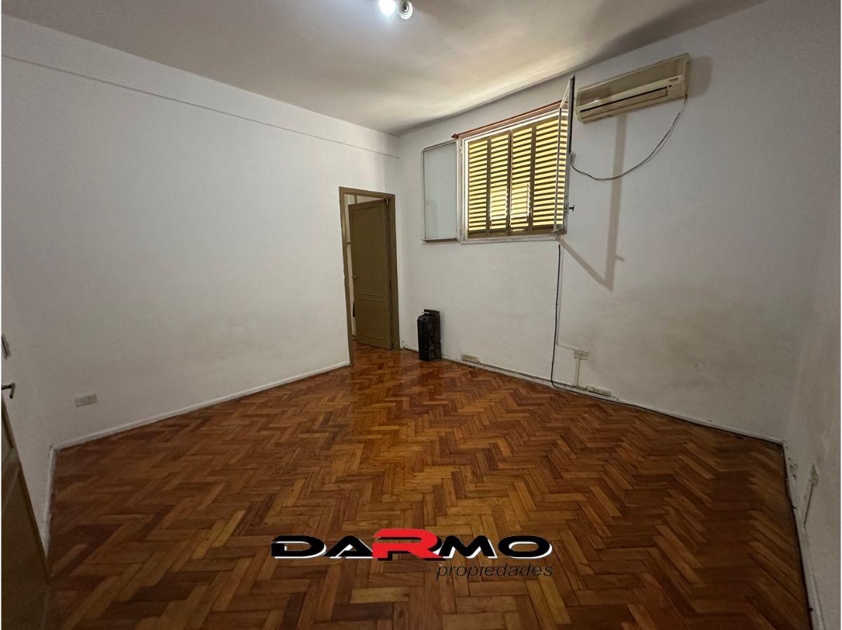 Foto de Departamento 4 ambientes en Av. Caseros con gran amplitud y luminosidad, imagen 2