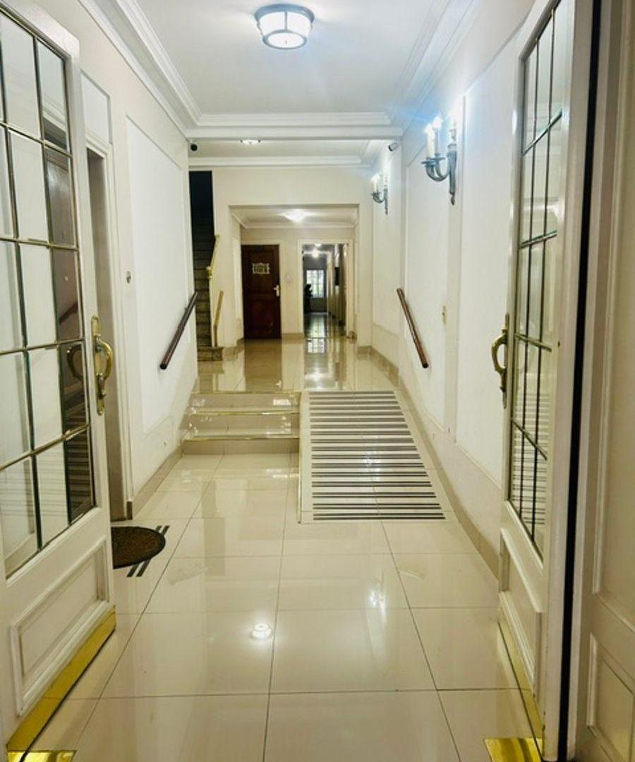 EXCELENTE DEPARTAMENTO A RECICLAR DE 3 AMBIENTES CON DEPENDENCIA, MUY LUMINOSO CON BALCON AL CONTRAF