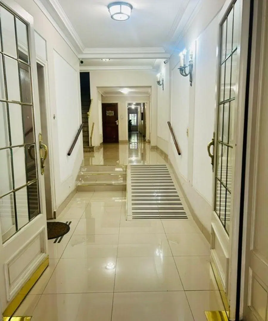 EXCELENTE DEPARTAMENTO A RECICLAR DE 3 AMBIENTES CON DEPENDENCIA, MUY LUMINOSO CON BALCON AL CONTRAF 1