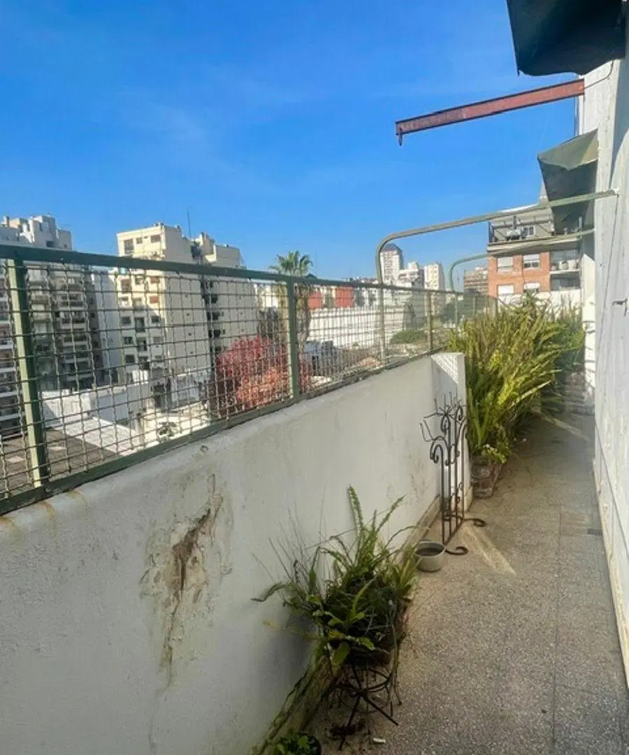 EXCELENTE DEPARTAMENTO A RECICLAR DE 3 AMBIENTES CON DEPENDENCIA, MUY LUMINOSO CON BALCON AL CONTRAF 4