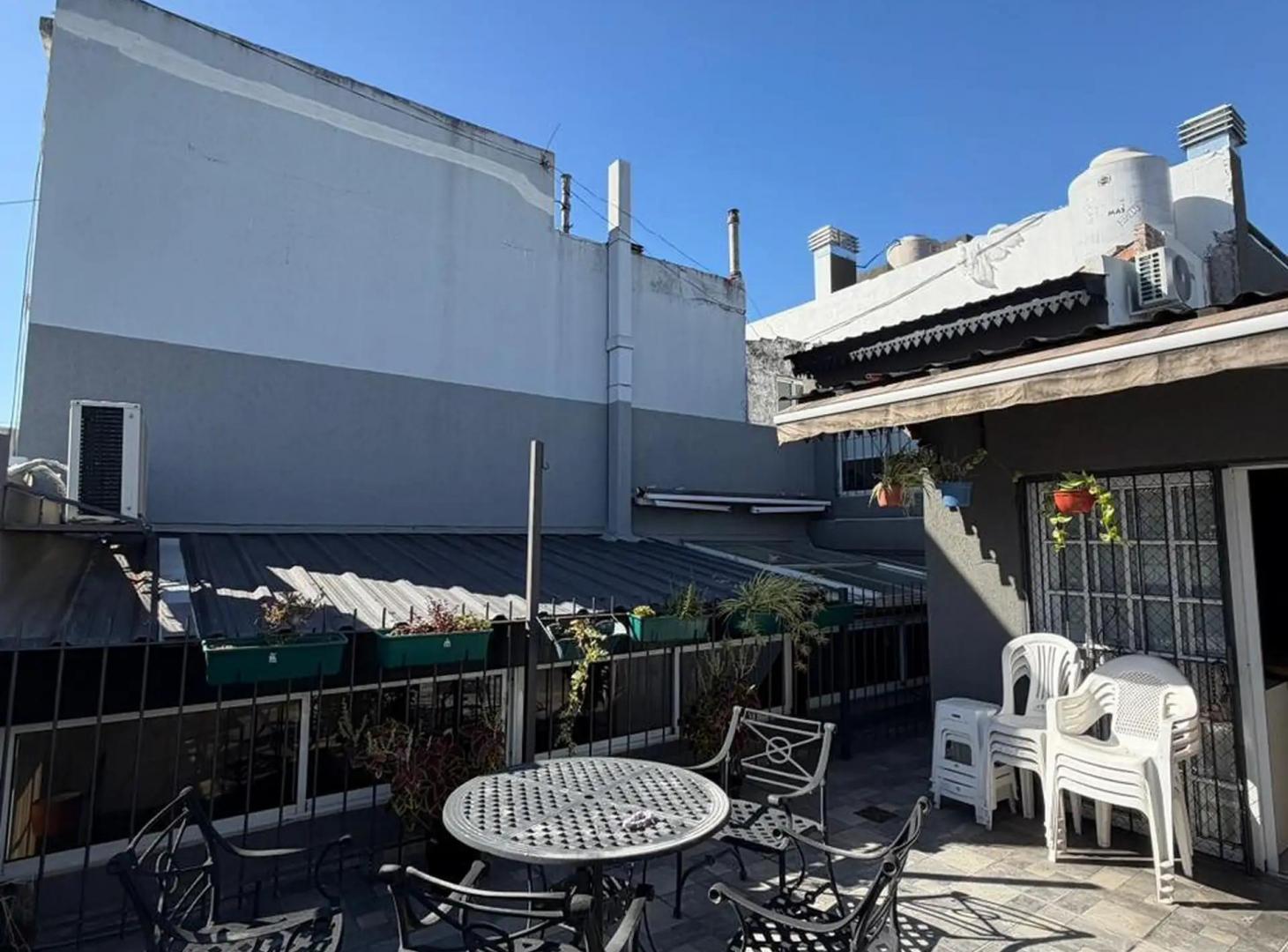 Foto de Venta Casa de 5 ambientes en dos plantas con terraza – Parque Chacabuco, imagen 4