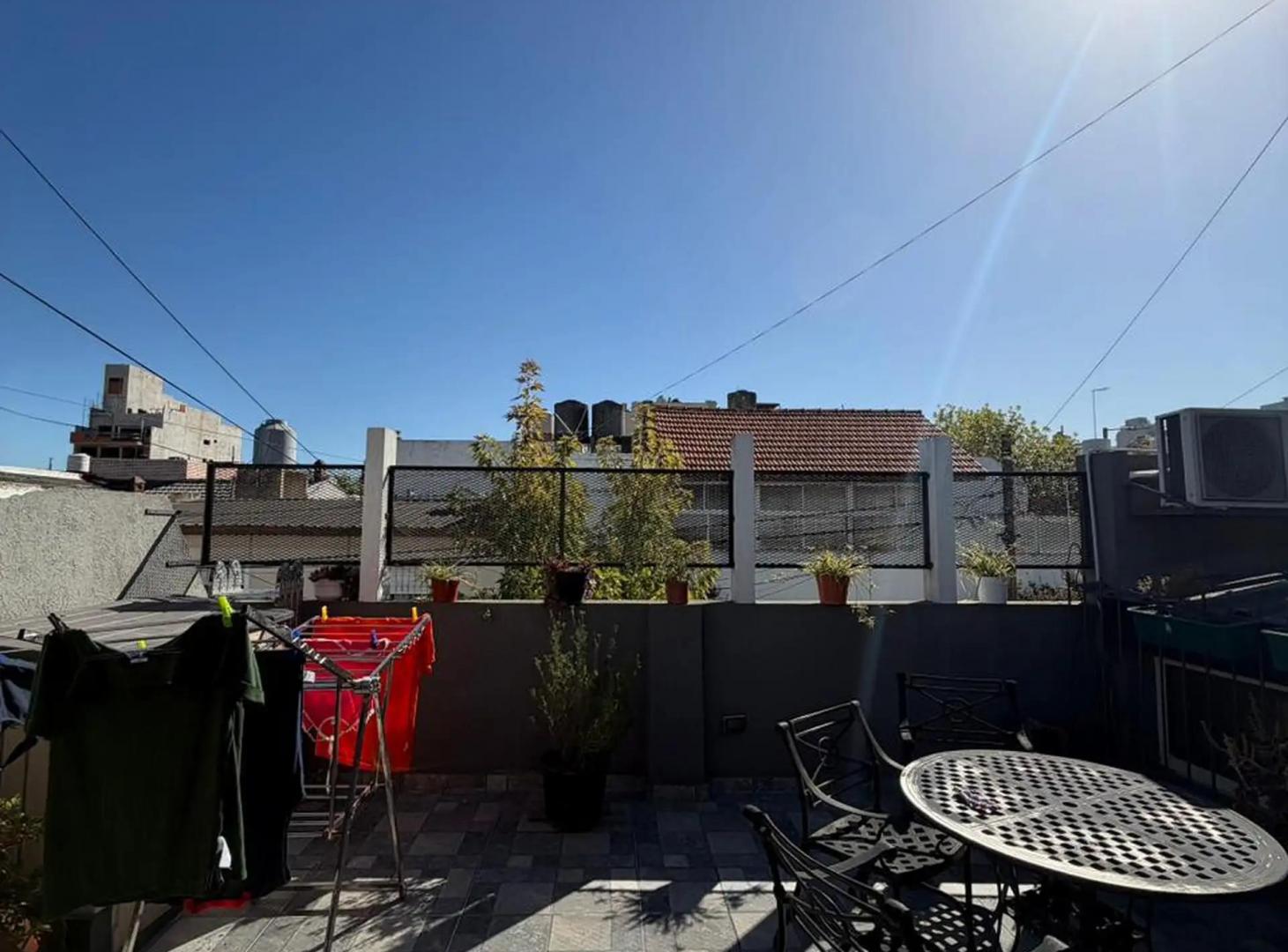 Foto de Venta Casa de 5 ambientes en dos plantas con terraza – Parque Chacabuco, imagen 2