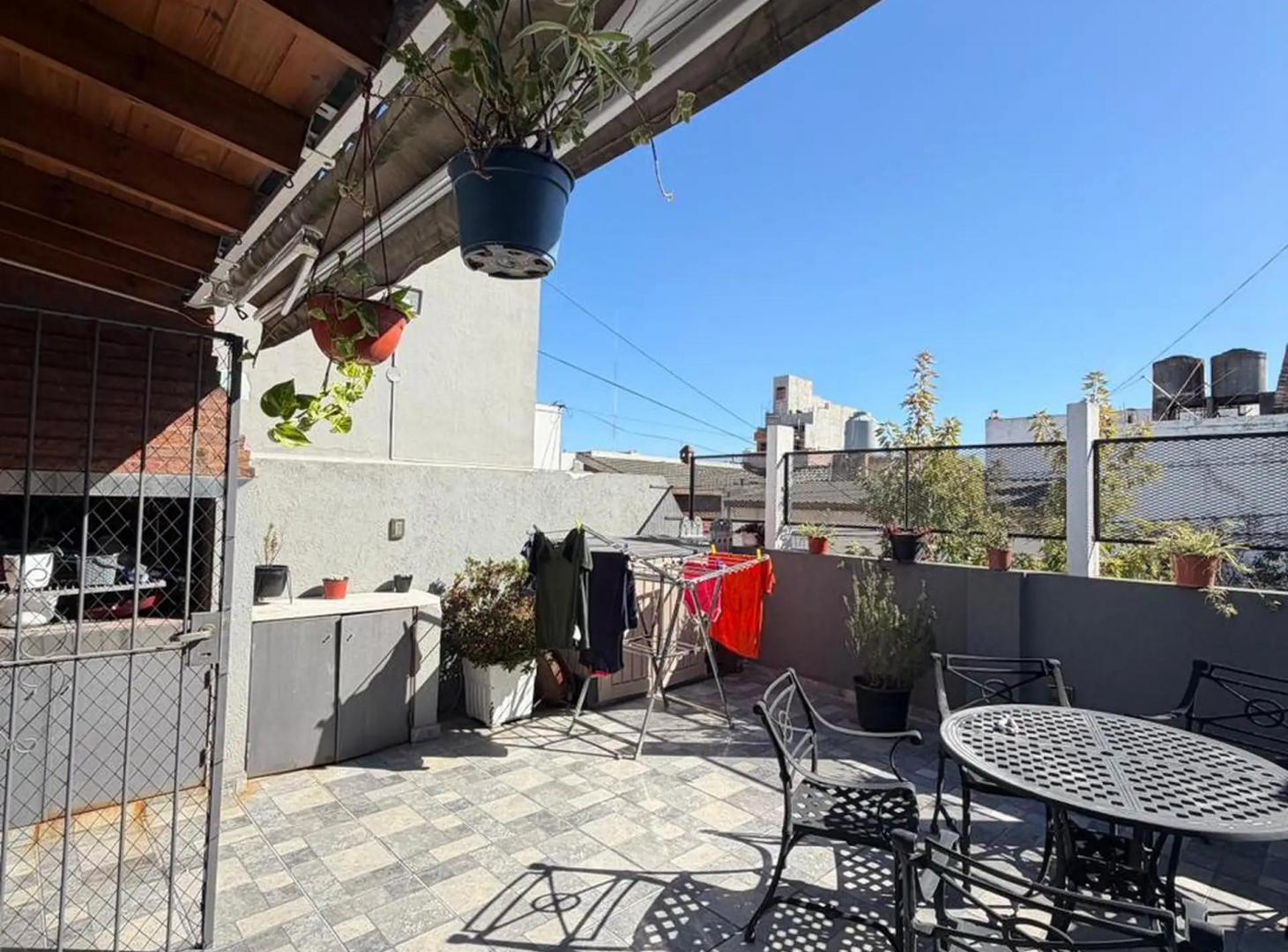 Foto de Venta Casa de 5 ambientes en dos plantas con terraza – Parque Chacabuco, imagen 3