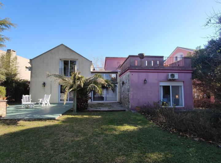 Venta Casa de Autor al Lago en Santa Catalina para renovar a Precio de Oferta 5