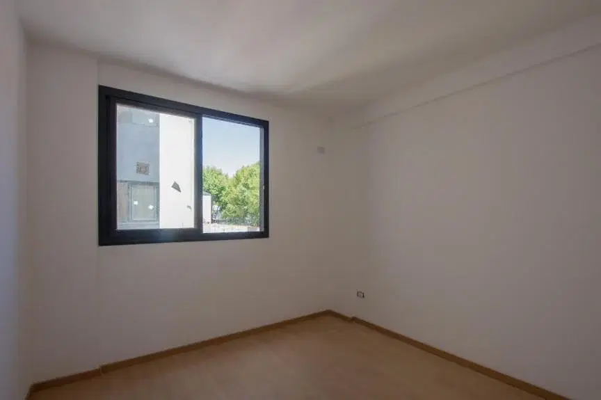 Departamento en  venta de 3 ambientes al frente con balcón y terraza propia.- San martin centro 4