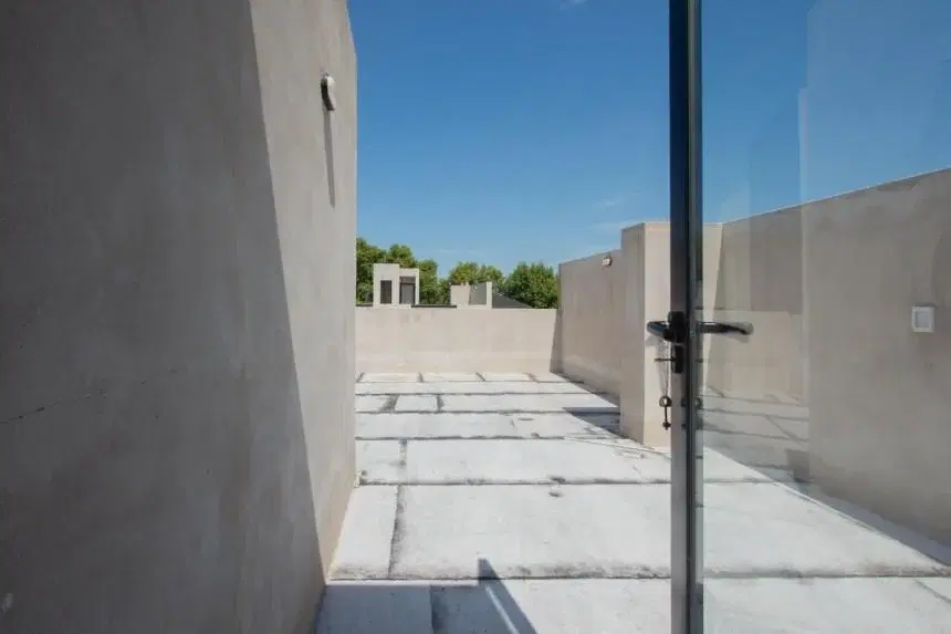 Departamento en  venta de 3 ambientes al frente con balcón y terraza propia.- San martin centro 8