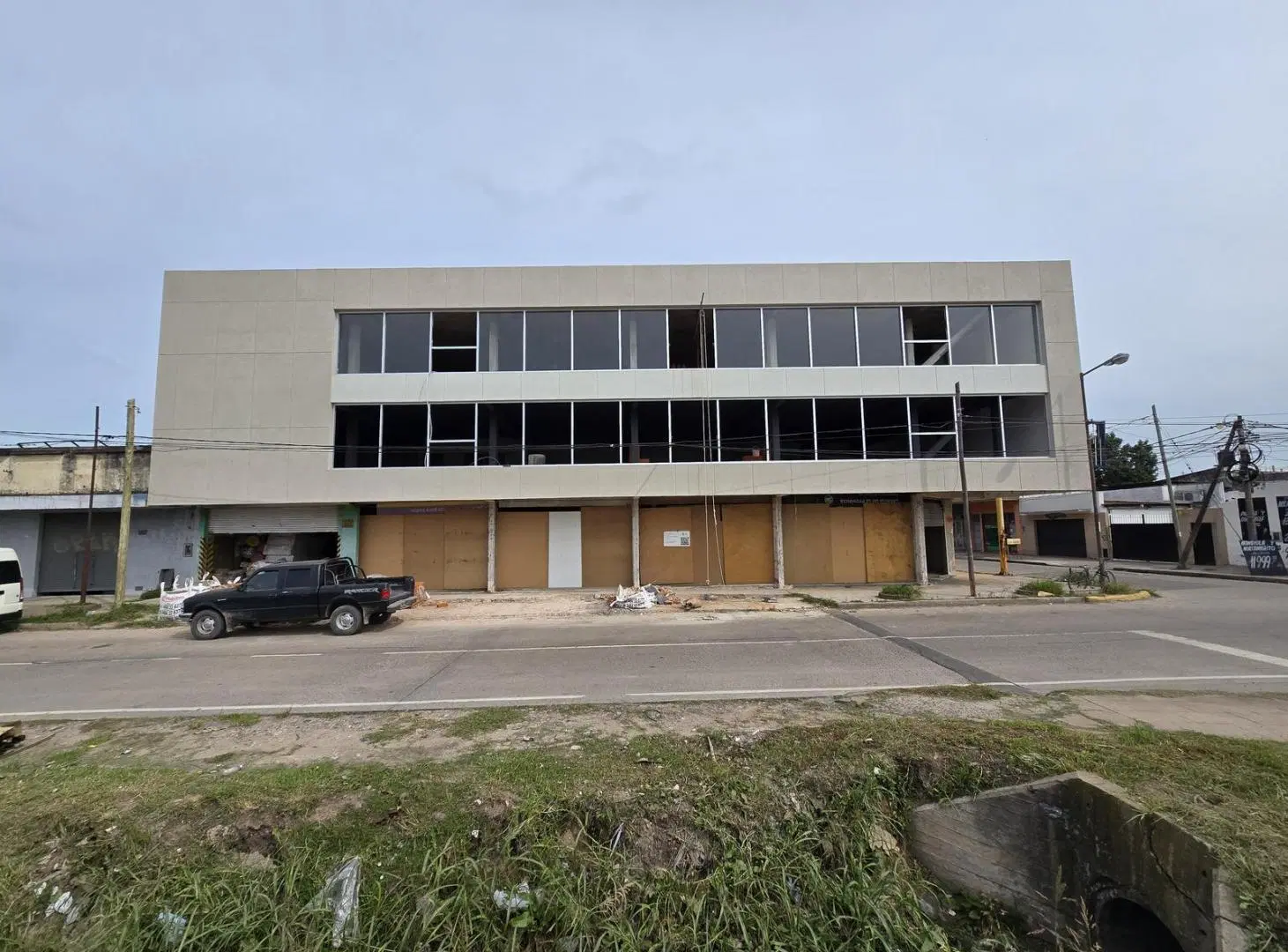 Alquiler de 2 Pisos de OFICINAS 1 er  y 2 do piso plantas Libres en Belen De Escobar 2
