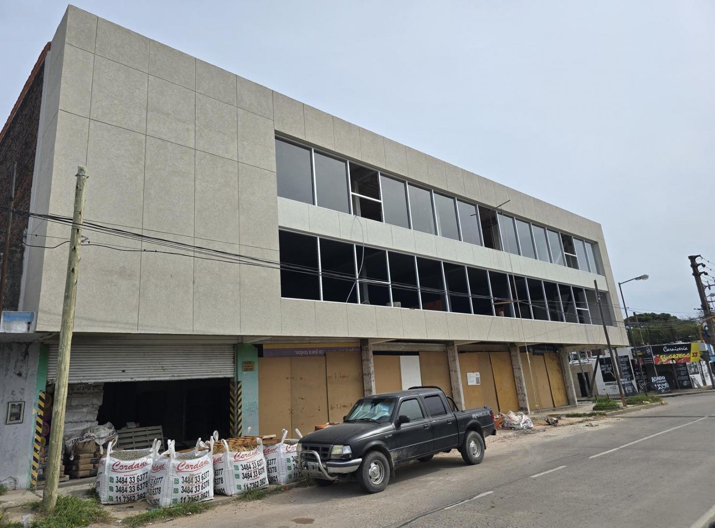 Alquiler LOCAL Comercial  PB y 2 Pisos  Platas Libres en Belen De Escobar