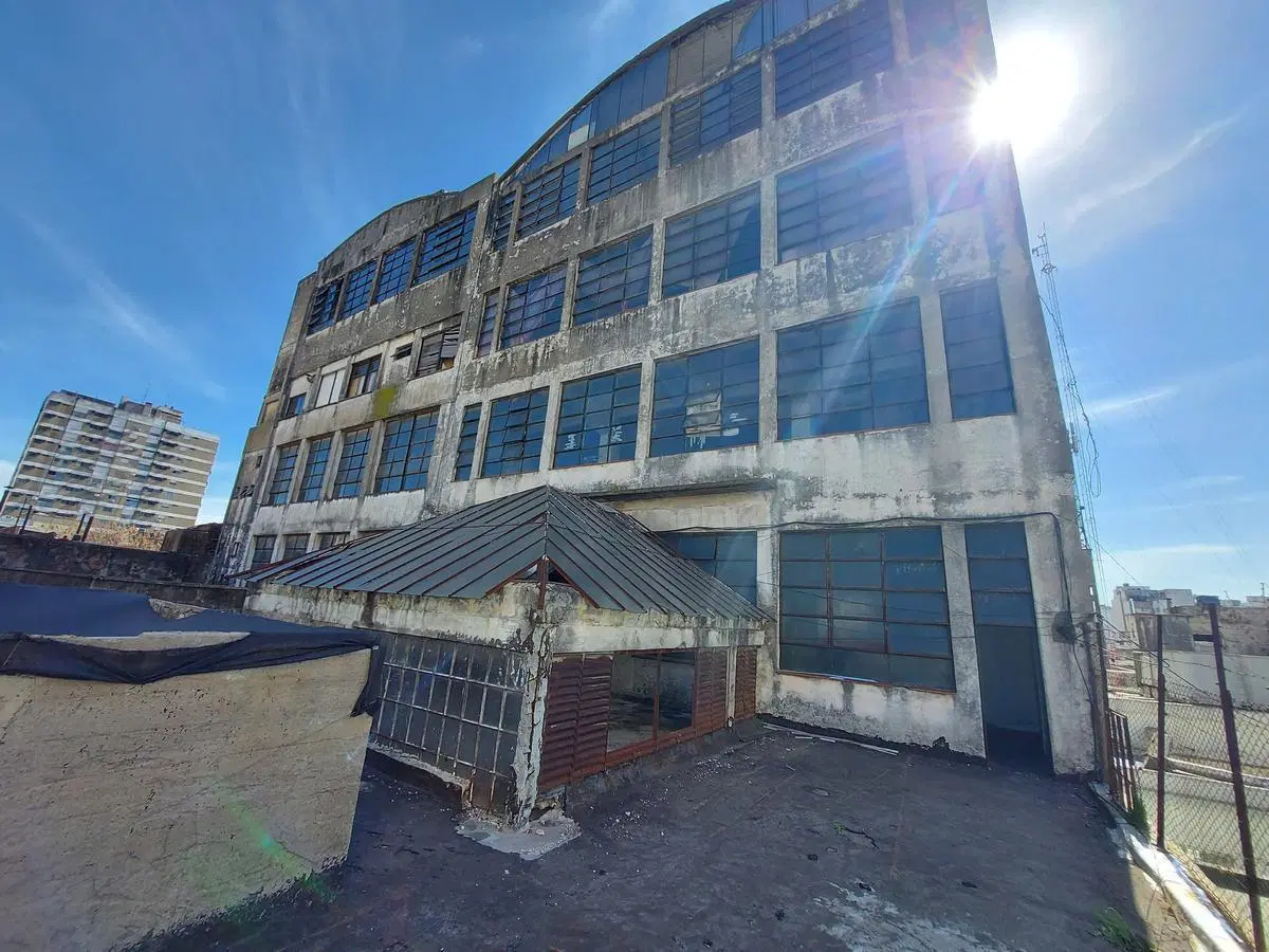 EDIFICIO INDUSTRIAL / COMERCIAL / DEPÓSITO DE 6.600 M2 EN ALMAGRO SUR 5