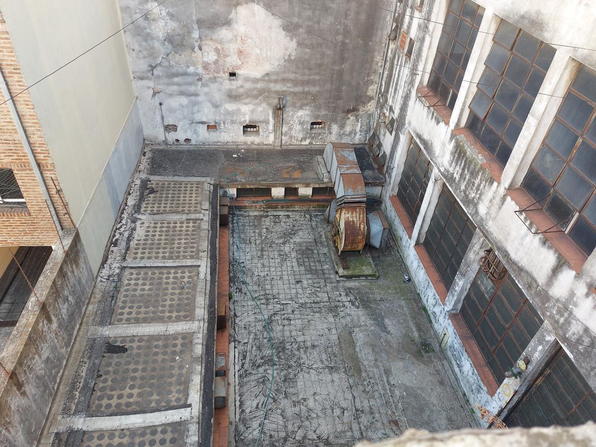 Foto de EDIFICIO INDUSTRIAL / COMERCIAL / DEPÓSITO DE 6.600 M2 EN ALMAGRO SUR, imagen 2