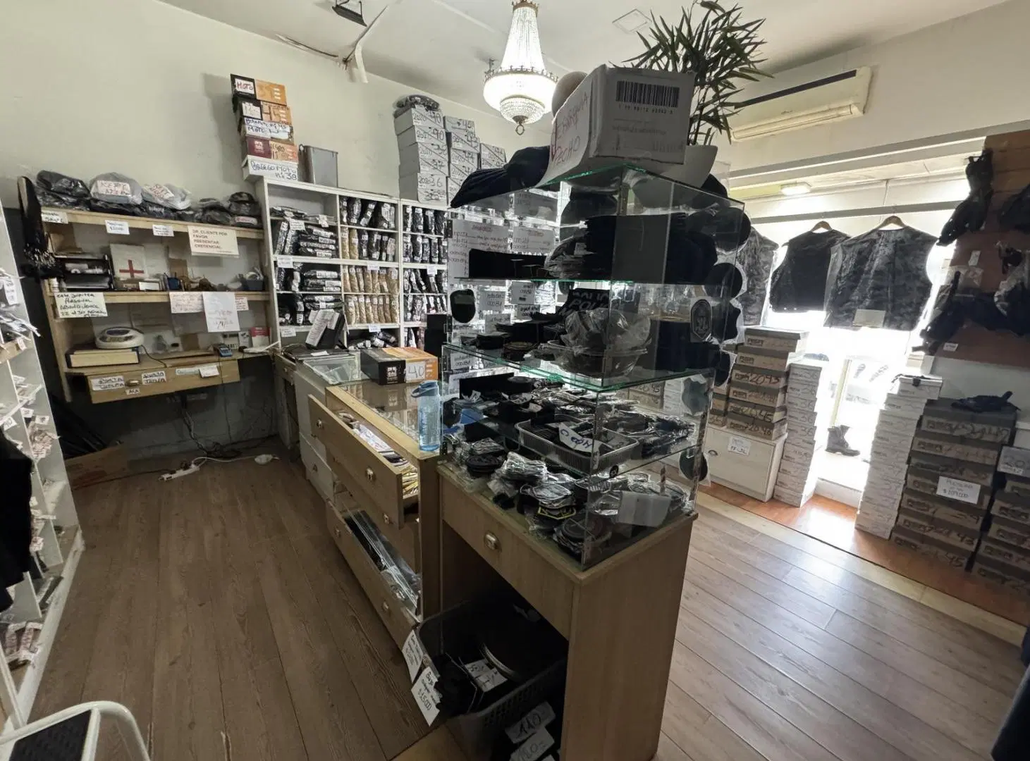 Gran oportunidad de Casa de 4 ambientes, con dos Locales y Amplio galpón en Escobar centro! 4