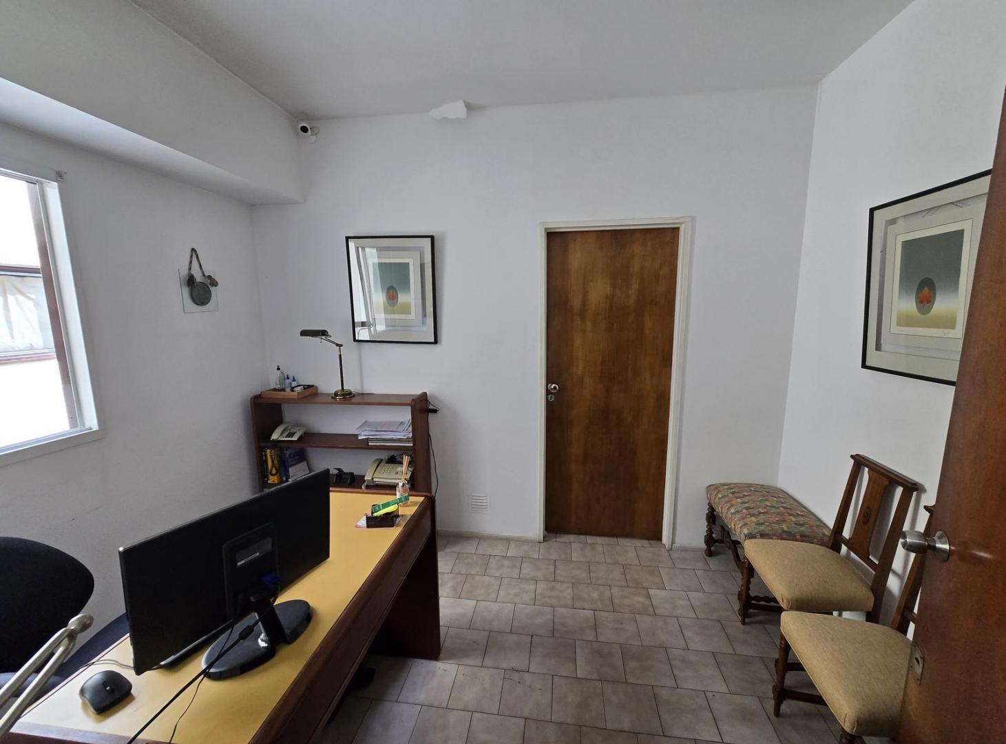 Oficina de 2 ambientes en Tribunales con baño propio