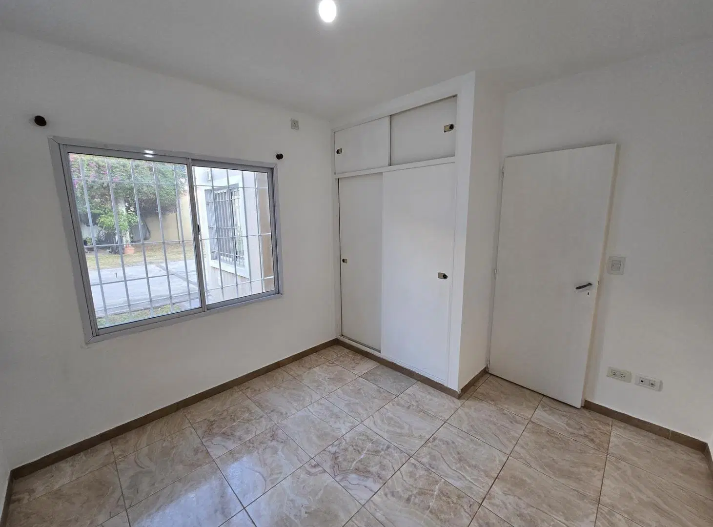 Departamento 2 ambientes en planta baja con espacio de cochera en Sarmiento (San Miguel) 3
