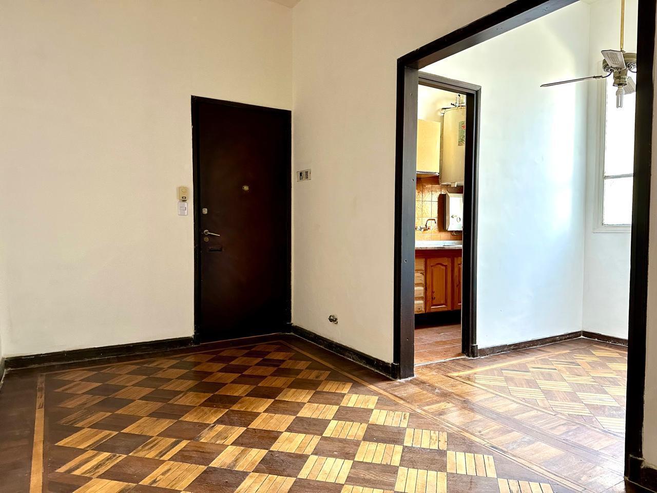 Foto de Dpto tres ambientes a reciclar en venta en el casco histórico. Alsina y, imagen 1