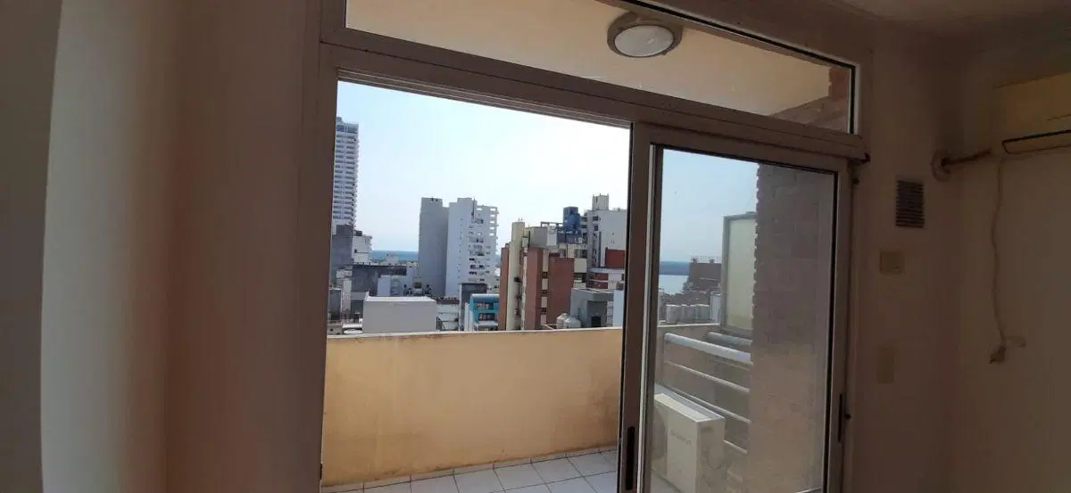AMPLIO DEPARTAMENTO UN DORMITORIO CON COCHERA Y VISTA AL RIO 3
