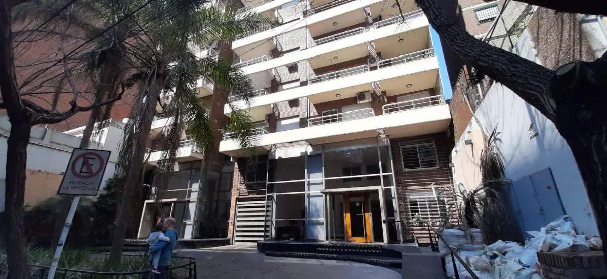 AMPLIO DEPARTAMENTO UN DORMITORIO CON COCHERA Y VISTA AL RIO 1