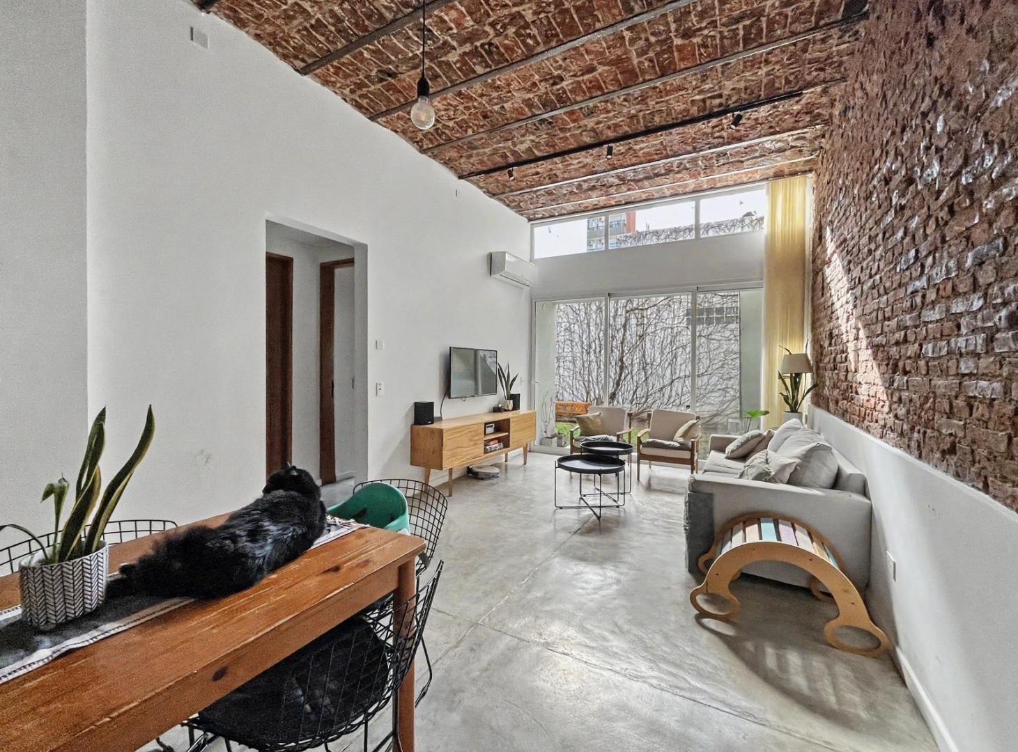 Foto de PH tipo casa de 4 ambientes, reciclado con excelente criterio, jardín, imagen 1