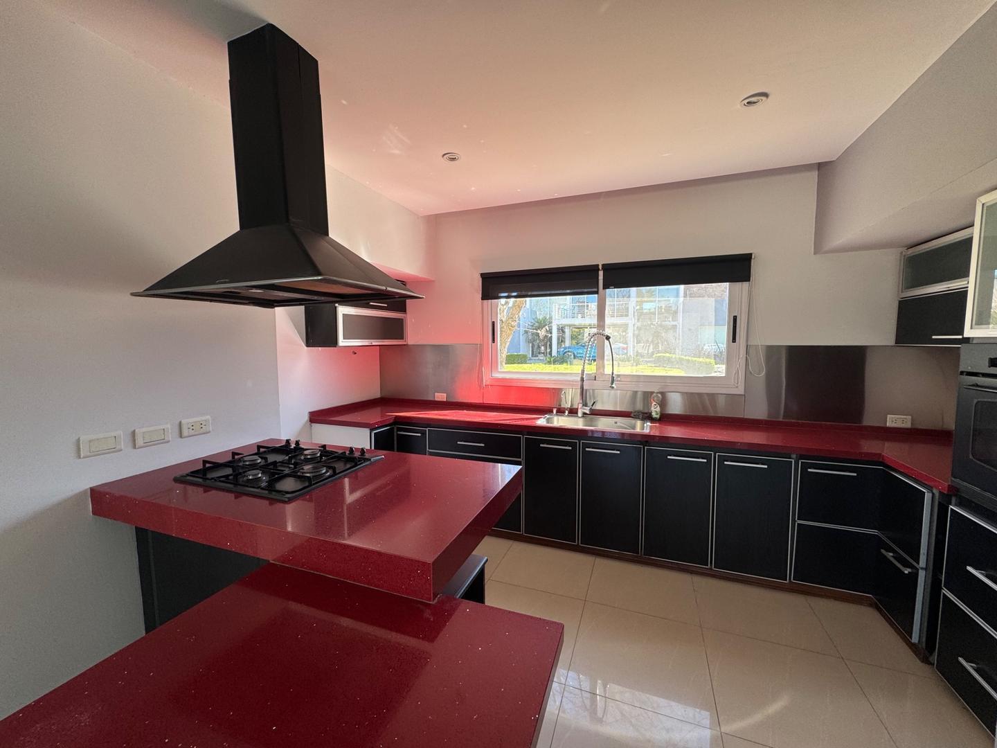Foto de CASA EN VENTA EN SANTA ANA - 3 DORMITORIOS MAS ESCRITORIO, imagen 4