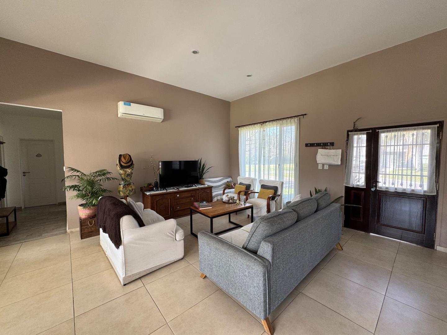 Foto de Casa en Venta de 5 Ambientes, Barrio Cerrado Weston, imagen 1