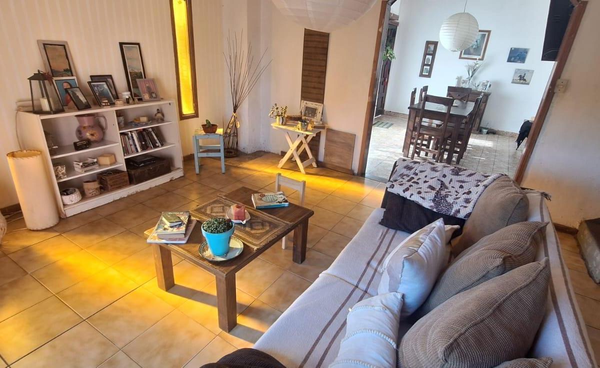 Casa en  esquina. Cinco ambientes con patio.