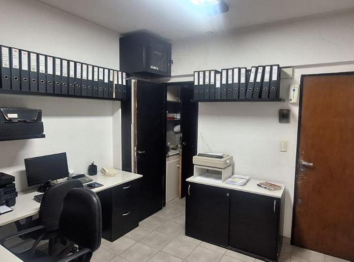 Venta oficina primer piso al frente sobre calle Catamarca