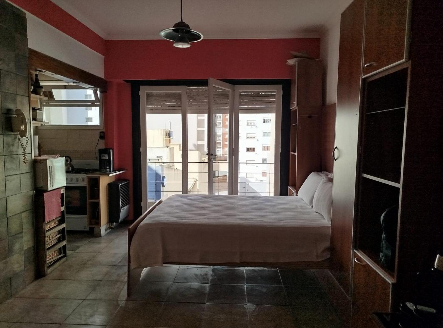 Departamento de un ambiente con balcón a la calle. Zona Güemes.