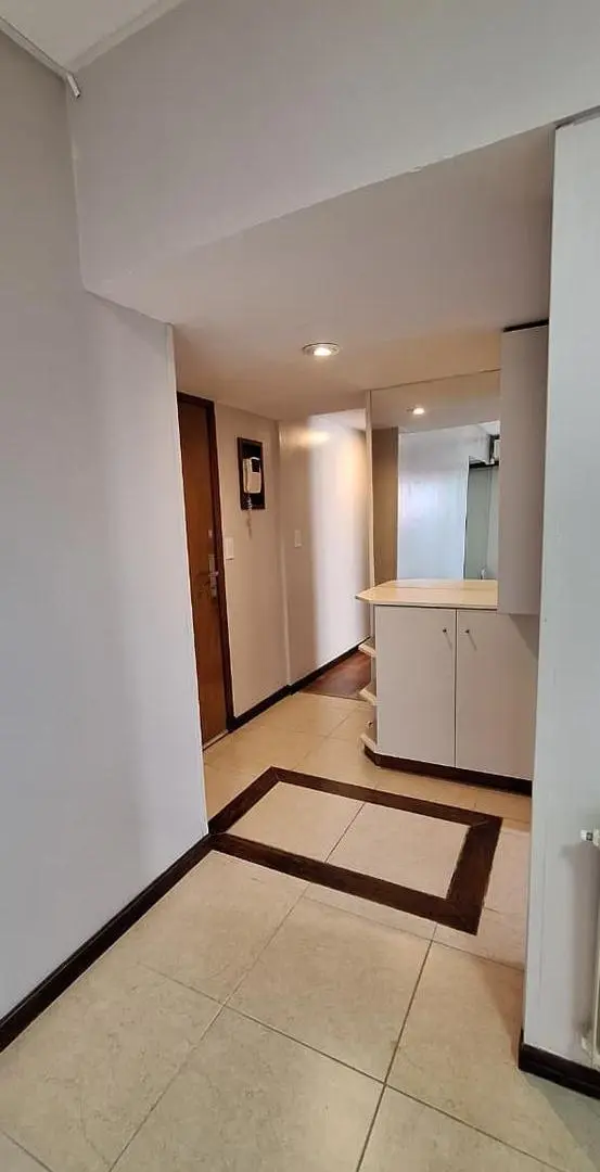 Departamento de tres ambientes, balcón saliente con vista lateral al Mar. Cochera 5