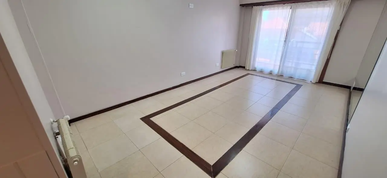 Departamento de tres ambientes, balcón saliente con vista lateral al Mar. Cochera 4