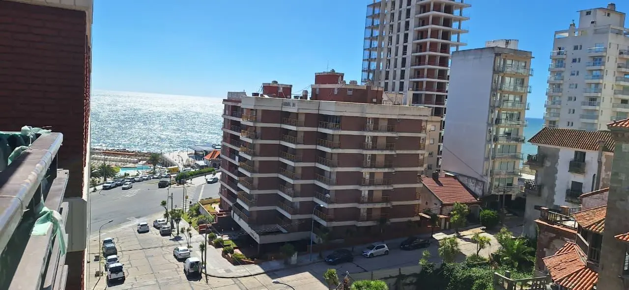 Departamento de tres ambientes, balcón saliente con vista lateral al Mar. Cochera 1