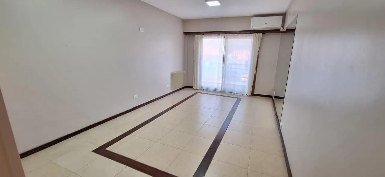 Departamento de tres ambientes, balcón saliente con vista lateral al Mar. Cochera 3